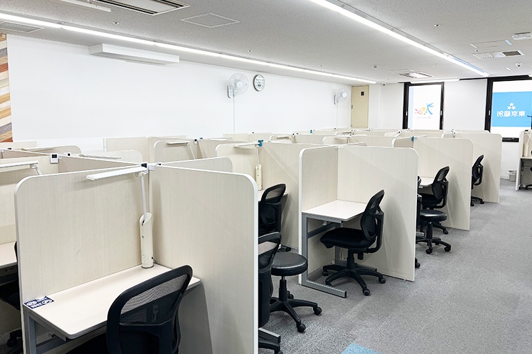 充実の学習環境:個別指導ブース。演習中も講師がいつも隣にいて、質問がしやすい環境です。