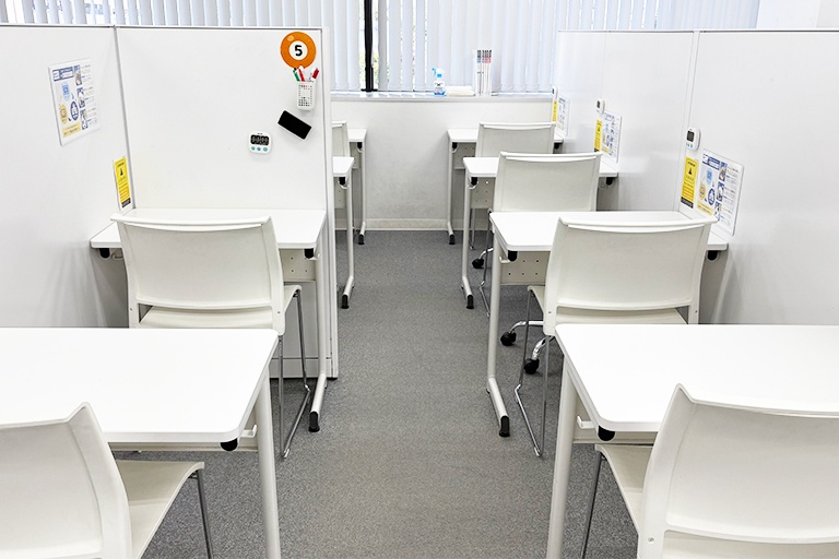 充実の学習環境:コーチが隣に座ってレッスンするので、質問がしやすい環境です。