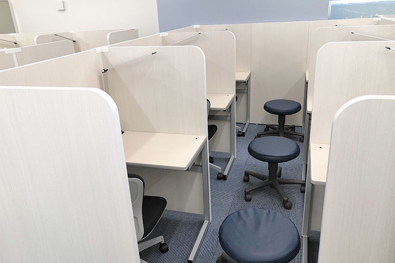 充実の学習環境:授業中は講師が常に隣にいるので質問しやすく、疑問もその場で解消できます。