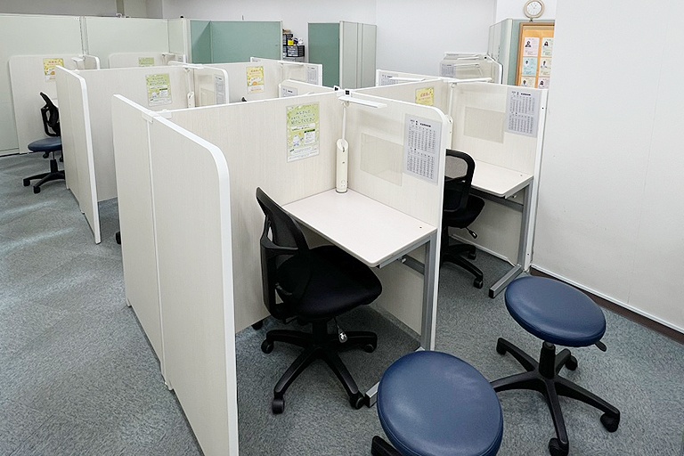 充実の学習環境:個別指導ブース。演習中も講師がいつも隣にいて、質問がしやすい環境です。