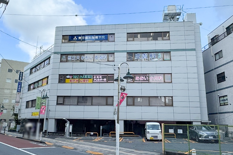 充実の学習環境:教室はこちらの建物の5階。都立大学駅近くの通いやすい立地です。