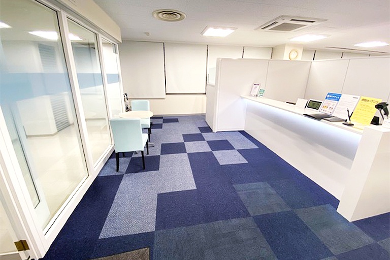 充実の学習環境:明るく清潔なエントランス。小さなことでもお気軽にご質問・ご相談ください。