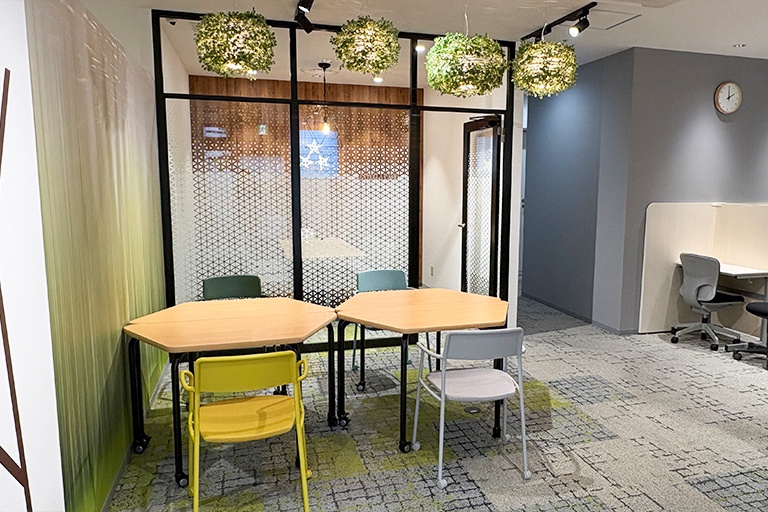 充実の学習環境:オープンな環境のフリースペース。お気軽にご質問・ご相談などをしていただけます。