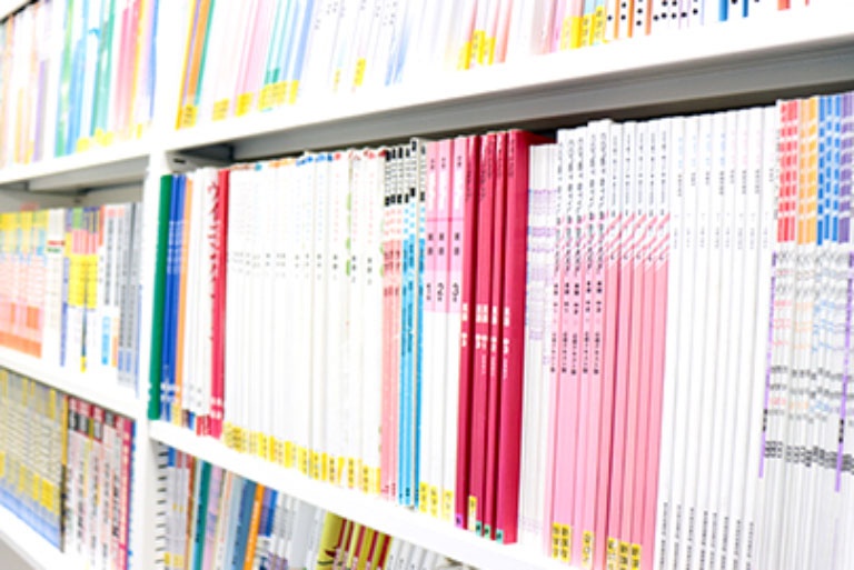 充実の学習環境:対応テキストは十分な種類・量を準備。お子さまの課題や目標に合わせて対応しています。