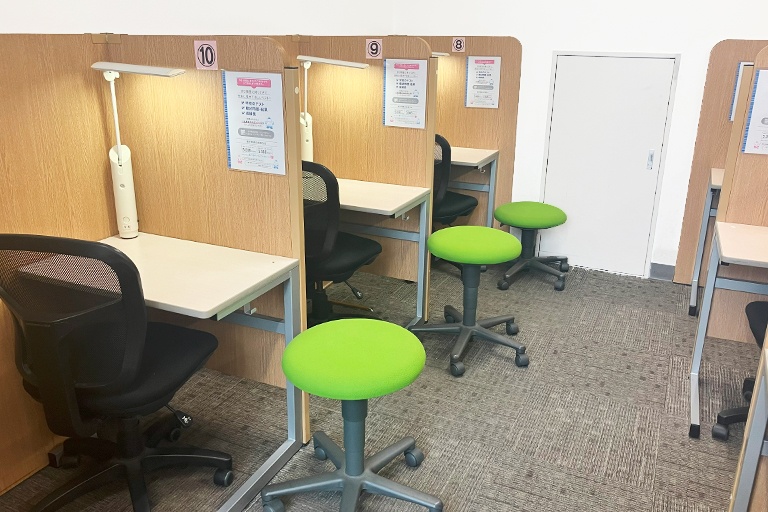 充実の学習環境:個別指導ブース。演習中も講師がいつも隣にいて、質問がしやすい環境です。