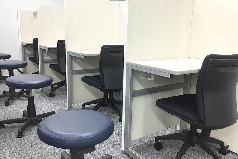 充実の学習環境:授業は講師1名につき生徒2名までの個別指導。きめ細かな指導で着実に力を伸ばします。