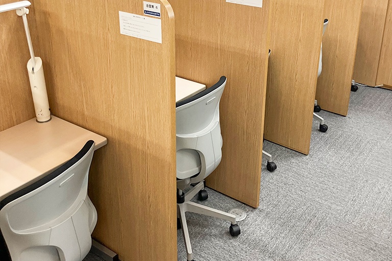 充実の学習環境:自習スペースは1人ひとり区切られた設計。しっかりと自分の勉強に集中できます!