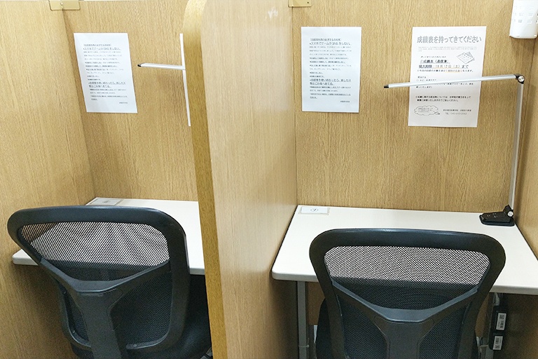充実の学習環境:自習スペースは1人ひとり区切られた設計。しっかりと自分の勉強に集中できます!
