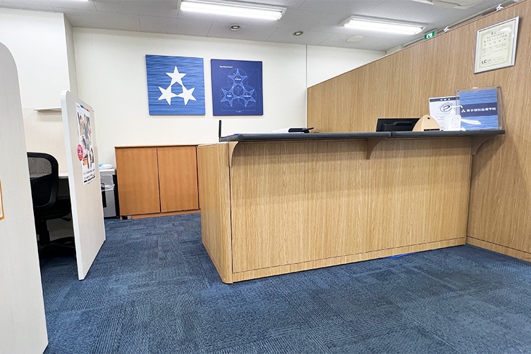 充実の学習環境:教室で何かわからないことがあれば、受付カウンターまでお気軽にご相談ください。