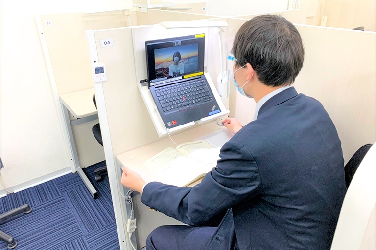 充実の学習環境:自宅でも受講可能なオンライン授業。リアルタイムで先生とつながるので、普段授業と変わらず受講できます。