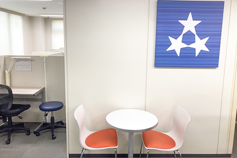 充実の学習環境:オープンな環境のフリースペース。お気軽にご質問・ご相談などをしていただけます。