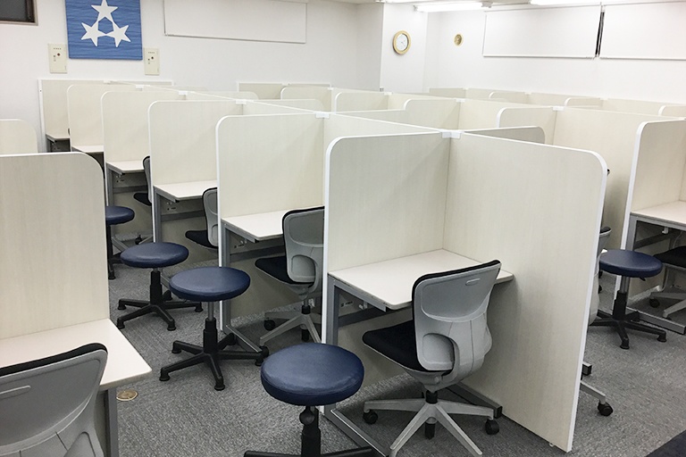 充実の学習環境:個別指導ブース。演習中も講師がいつも隣にいて、質問がしやすい環境です。