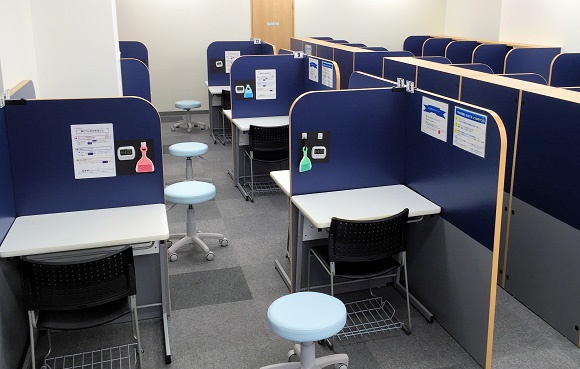充実の学習環境:レッスンブース。パーテーションで区切られていて集中しやすい学習環境です。