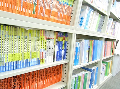 充実の学習環境:対応テキストは50種類以上。お子さまに合ったものを選定し、担当講師がサポート。