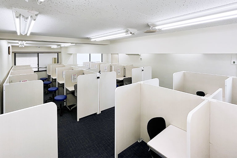 充実の学習環境:パーテーションで区切られた集中しやすいブースでレッスン。