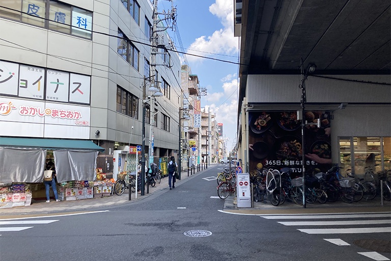 充実の学習環境:アクセス案内②:その間の道路を約50mお進みください。