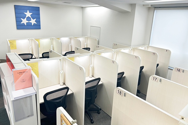 充実の学習環境:十分な座席数がございますので、隙間時間も有効活用いただけます。