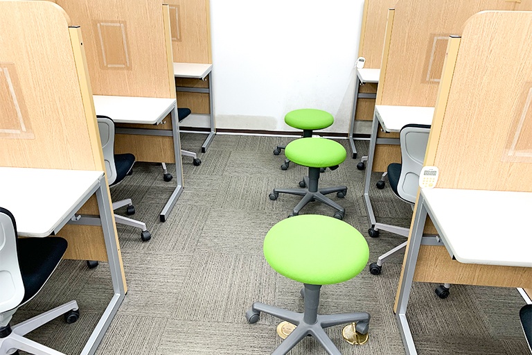 充実の学習環境:個別指導ブース。演習中も講師がいつも隣にいて、質問がしやすい環境です。