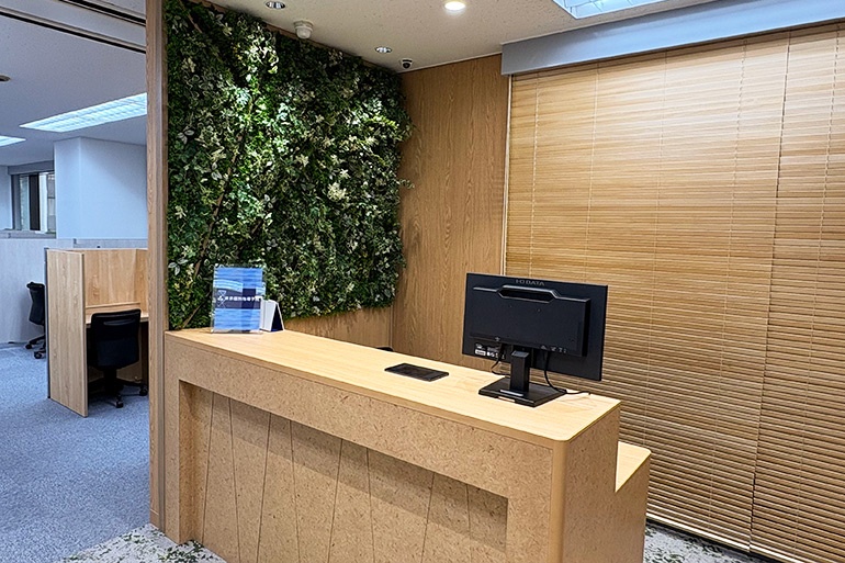 充実の学習環境:開放的な受付カウンター。ご質問・ご相談など、どんな小さなことでもお気軽にお声かけください