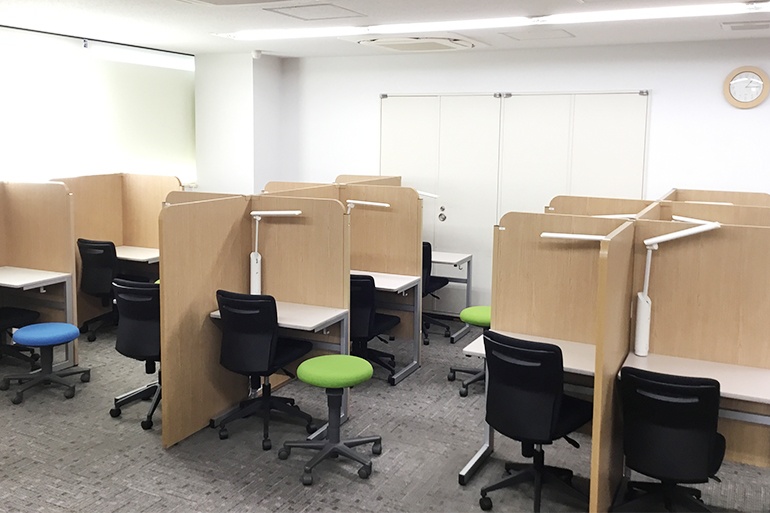 授業は先生1名につき生徒2名までの個別指導。きめ細かな指導で着実に力を伸ばします。