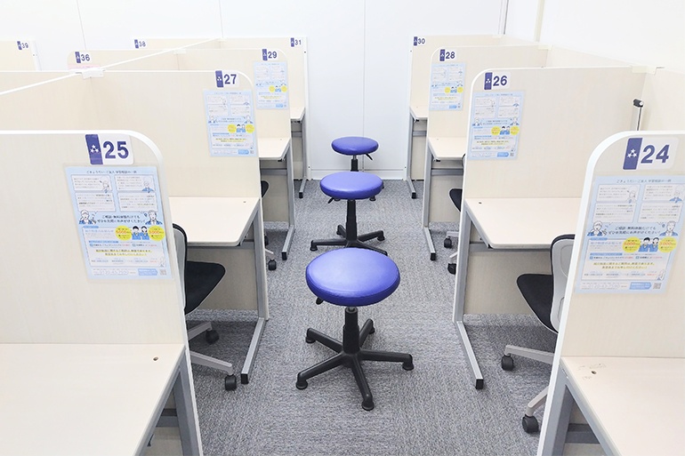 個別指導ブース。演習中も講師がいつも隣にいて、質問がしやすい環境です。