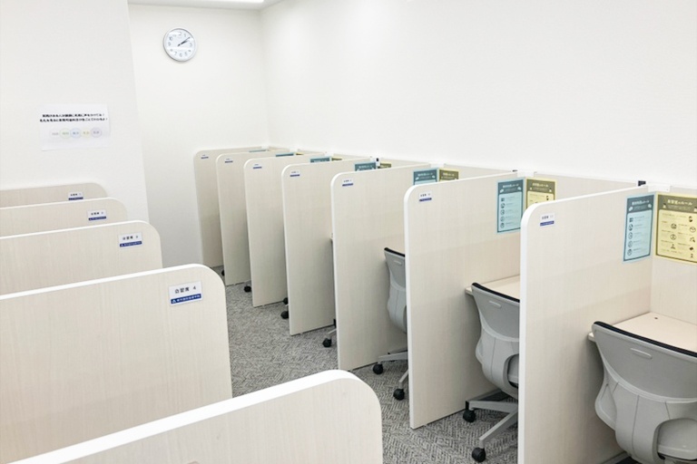 充実の学習環境:「集中しやすい」と評判の自習席です。座席数も十分に用意しています。タイマー全席完備。