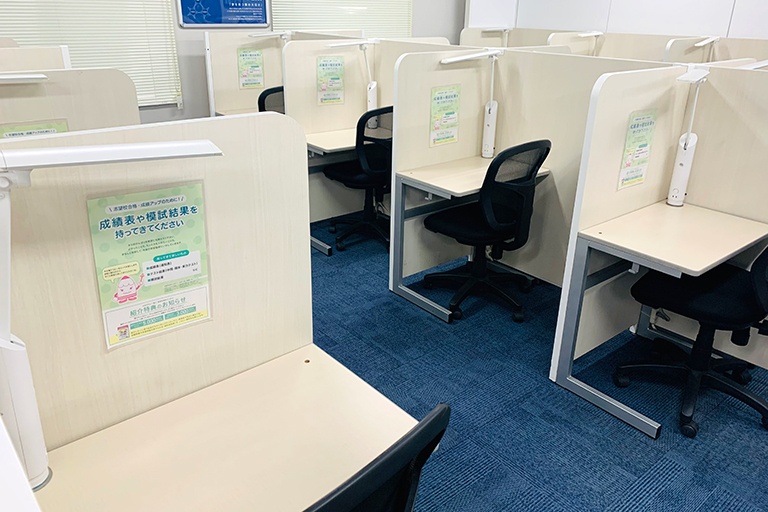 充実の学習環境:個別指導ブース。演習中も講師がいつも隣にいて、質問がしやすい環境です。