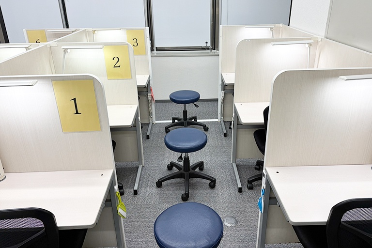 充実の学習環境:授業は講師1名につき生徒2名までの個別指導。きめ細かな指導で着実に力を伸ばします。