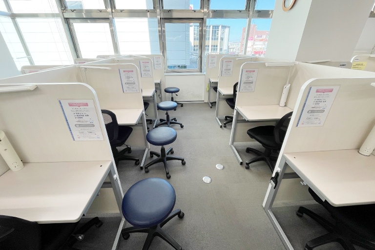 充実の学習環境:個別指導ブース。演習中も講師がいつも隣にいて、質問がしやすい環境です。