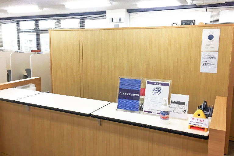 充実の学習環境:開放的な受付カウンター。ご質問・ご相談など、どんな小さなことでもお気軽にお声かけください