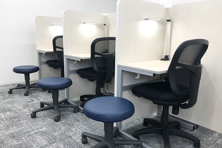 充実の学習環境:講師1人に生徒2人までの完全個別指導。きめ細やかなサポートで成果を実現します。