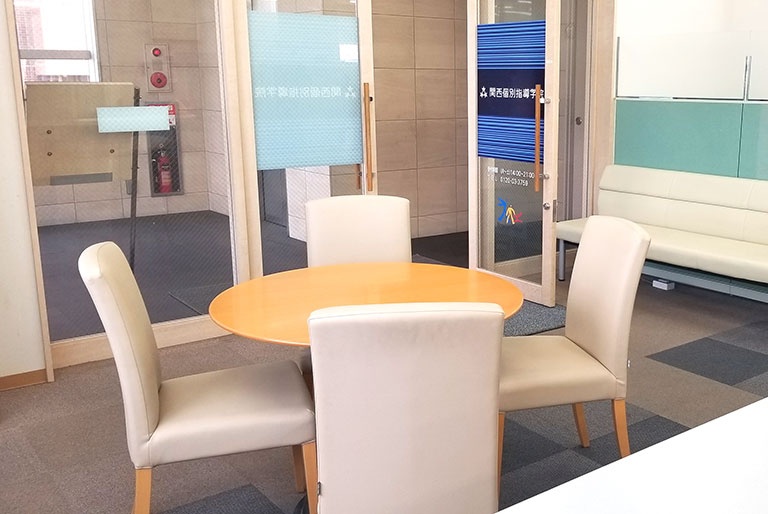 充実の学習環境:オープンな環境のフリースペース。お気軽にご質問・ご相談などをしていただけます。