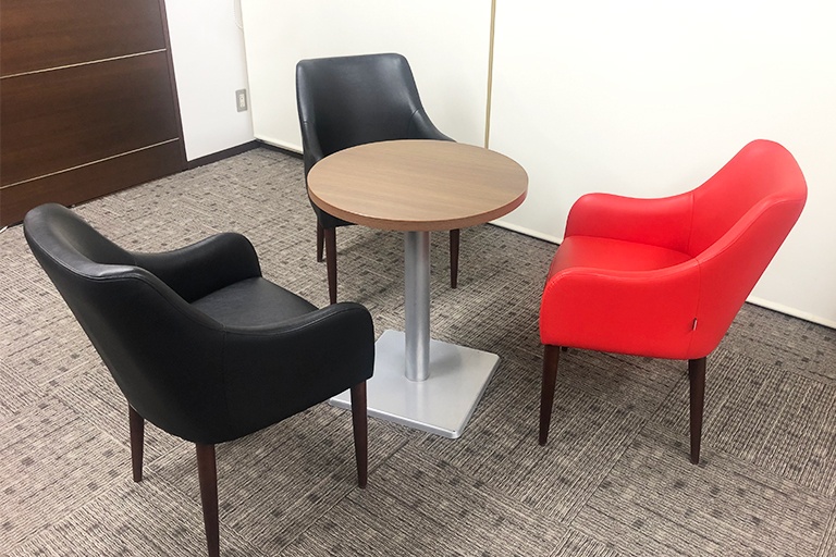 充実の学習環境:オープンな環境のフリースペース。お気軽にご質問・ご相談などをしていただけます。