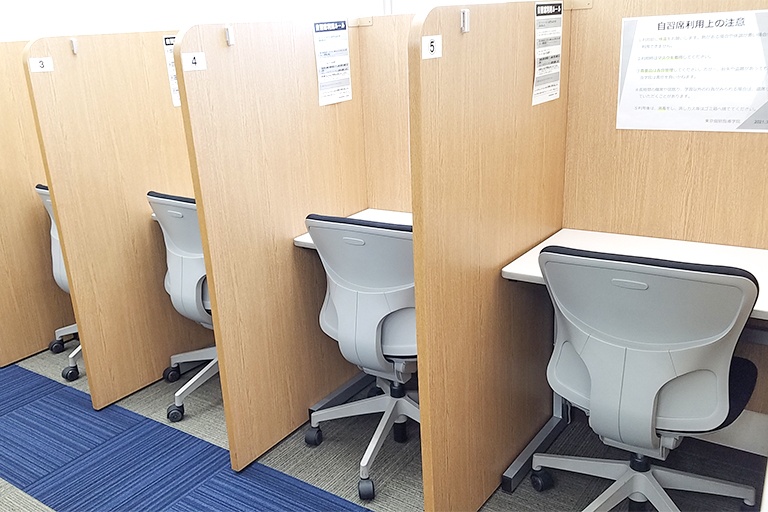 充実の学習環境:自習スペースは1人ひとり区切られた設計。しっかりと自分の勉強に集中できます!