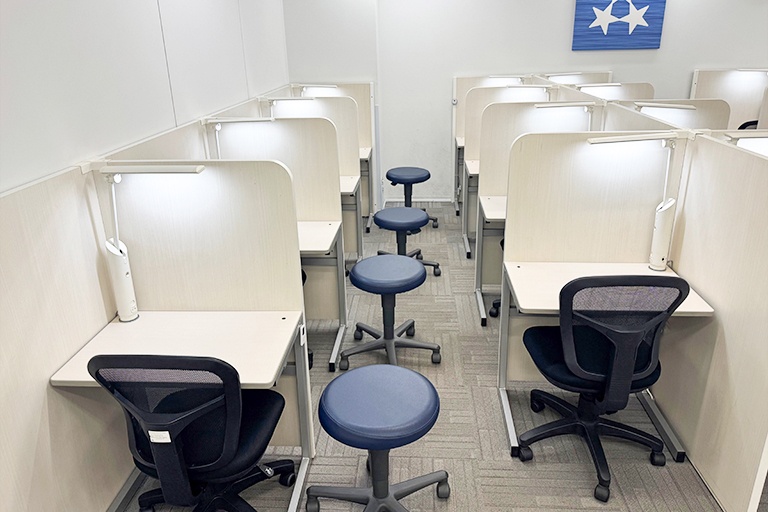 充実の学習環境:個別指導ブース。演習中も講師がいつも隣にいて、質問がしやすい環境です。