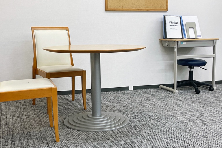 充実の学習環境:気軽に相談ができるオープンスペース。自習でわからなかったところの質問対応OKです!