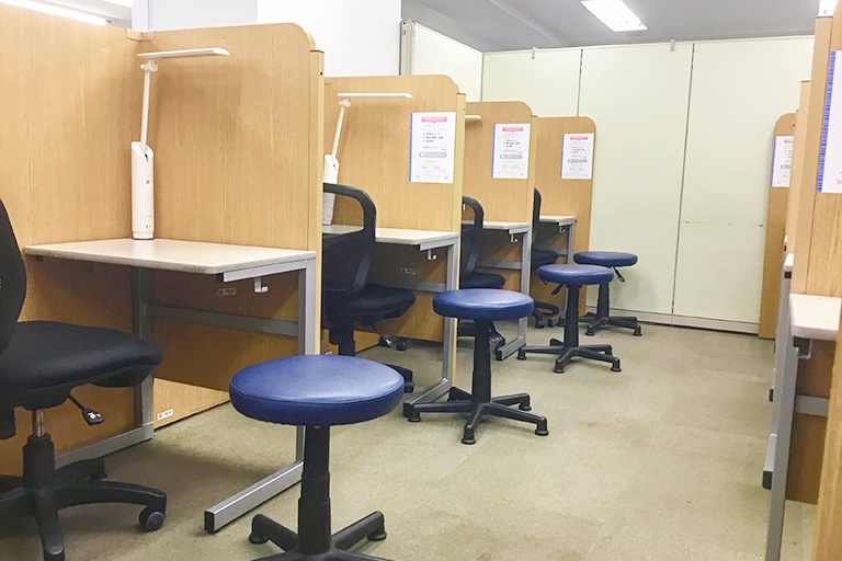 充実の学習環境:パーソナルに区切られた自習席。集中しやすいとご好評いただいています。