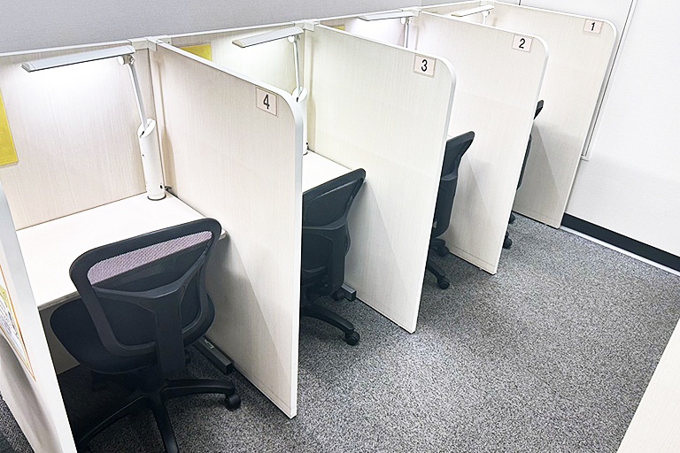 充実の学習環境:自習スペースは1人ひとり区切られた設計。しっかりと自分の勉強に集中できます!