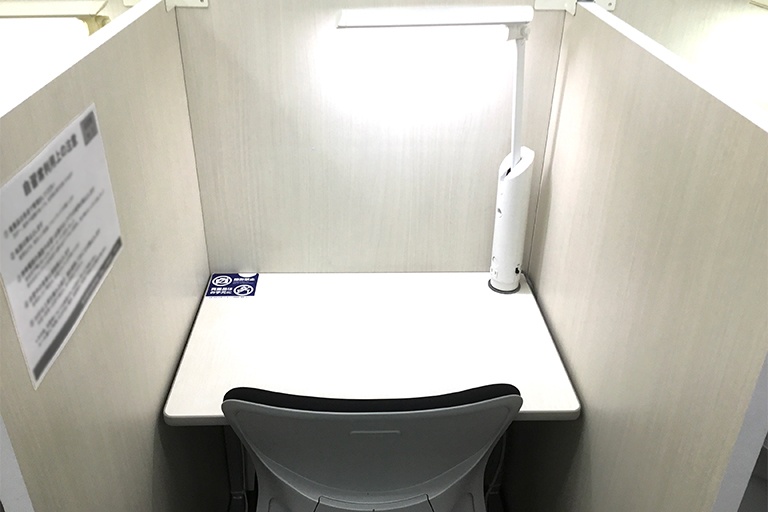 充実の学習環境:明るく清潔でパーティションで仕切られている自習ブースです。