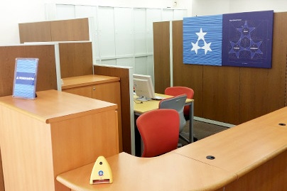 充実の学習環境:教室で何かわからないことがあれば、受付カウンターまでお気軽にご相談ください。