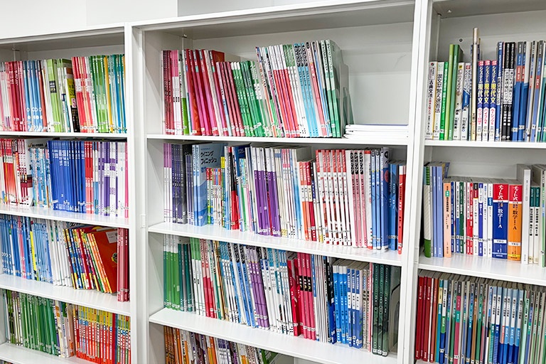 充実の学習環境:対応テキストは十分な種類・量を準備。お子さまの課題や目標に合わせて対応しています。