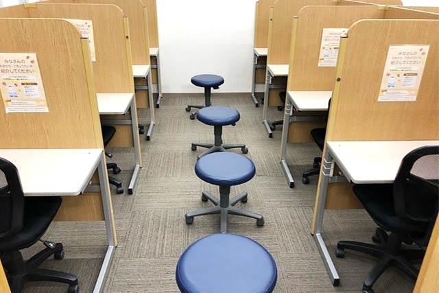 充実の学習環境:集中しやすいようパーテーションで区切られた授業ブース。