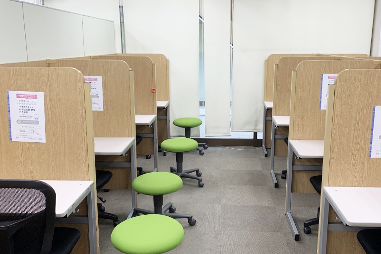 充実の学習環境:集中しやすいようパーテーションで区切られた授業ブース。