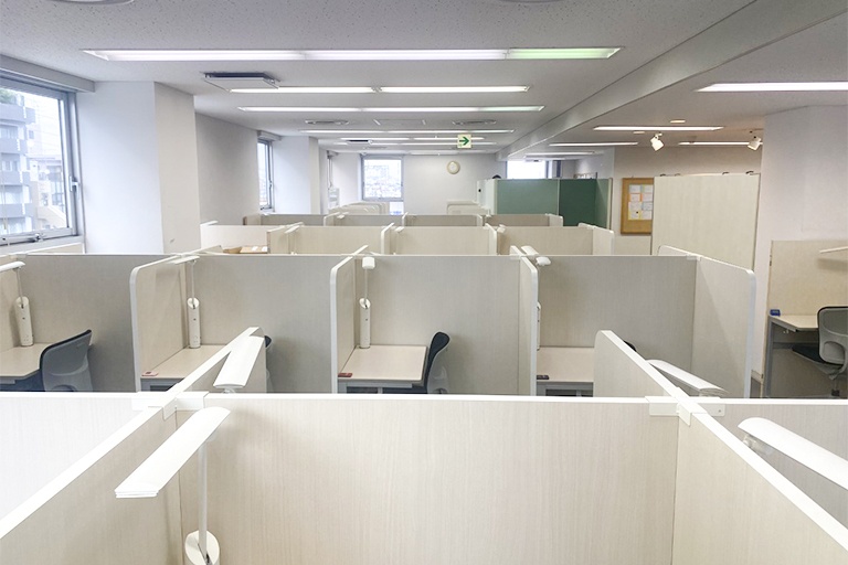 充実の学習環境:集中しやすいようパーテーションで区切られた授業ブース。