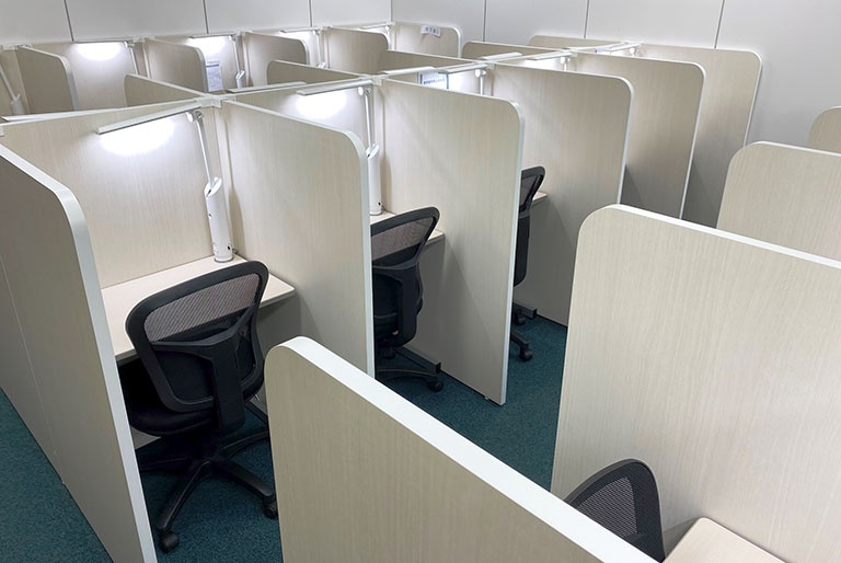 充実の学習環境:無料で使用できる自習席。集中しやすいと評判です。