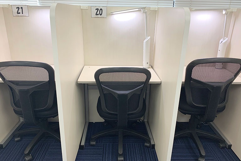 充実の学習環境:無料で使用できる自習席。集中しやすいと評判です。