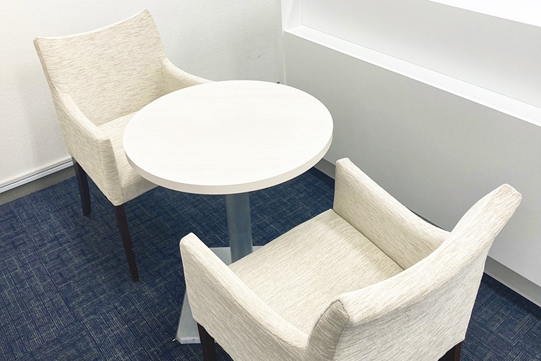 充実の学習環境:カウンター前の小机では生徒が自習で困った際の質問対応や、室長とのちょっとした雑談に使うことが多いです。