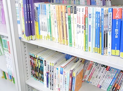 充実の学習環境:対応テキストは十分な種類・量を準備。お子さまの課題や目標に合わせて対応しています。