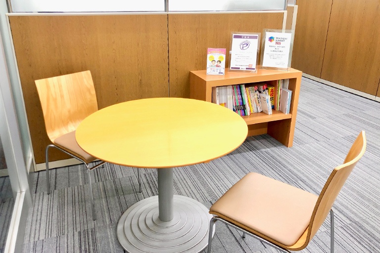 充実の学習環境:オープンな環境のフリースペース。お気軽にご質問・ご相談などをしていただけます。