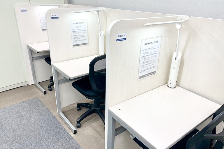 充実の学習環境:自習スペースは1人ひとり区切られた設計。しっかりと自分の勉強に集中できます!